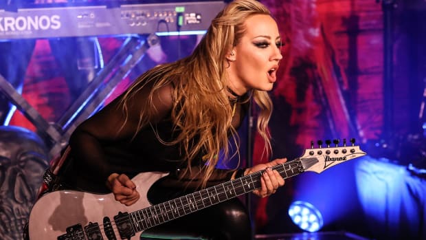 Nita Strauss  S.L.R. Magazine