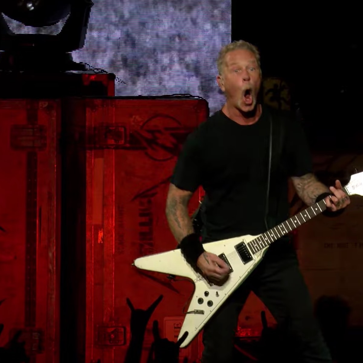 Watch Pro-Shot Video Of METALLICA Performing 'Enter Sandman' At