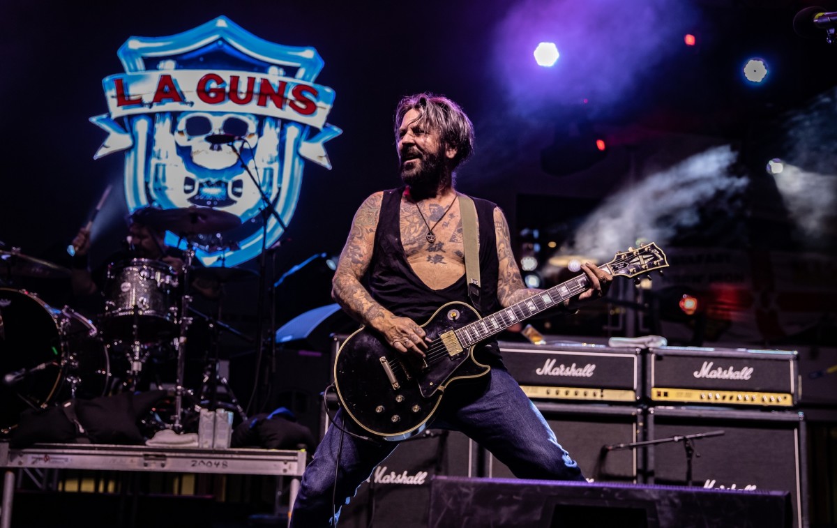 Tracii Guns - Live Wire: listen with lyrics