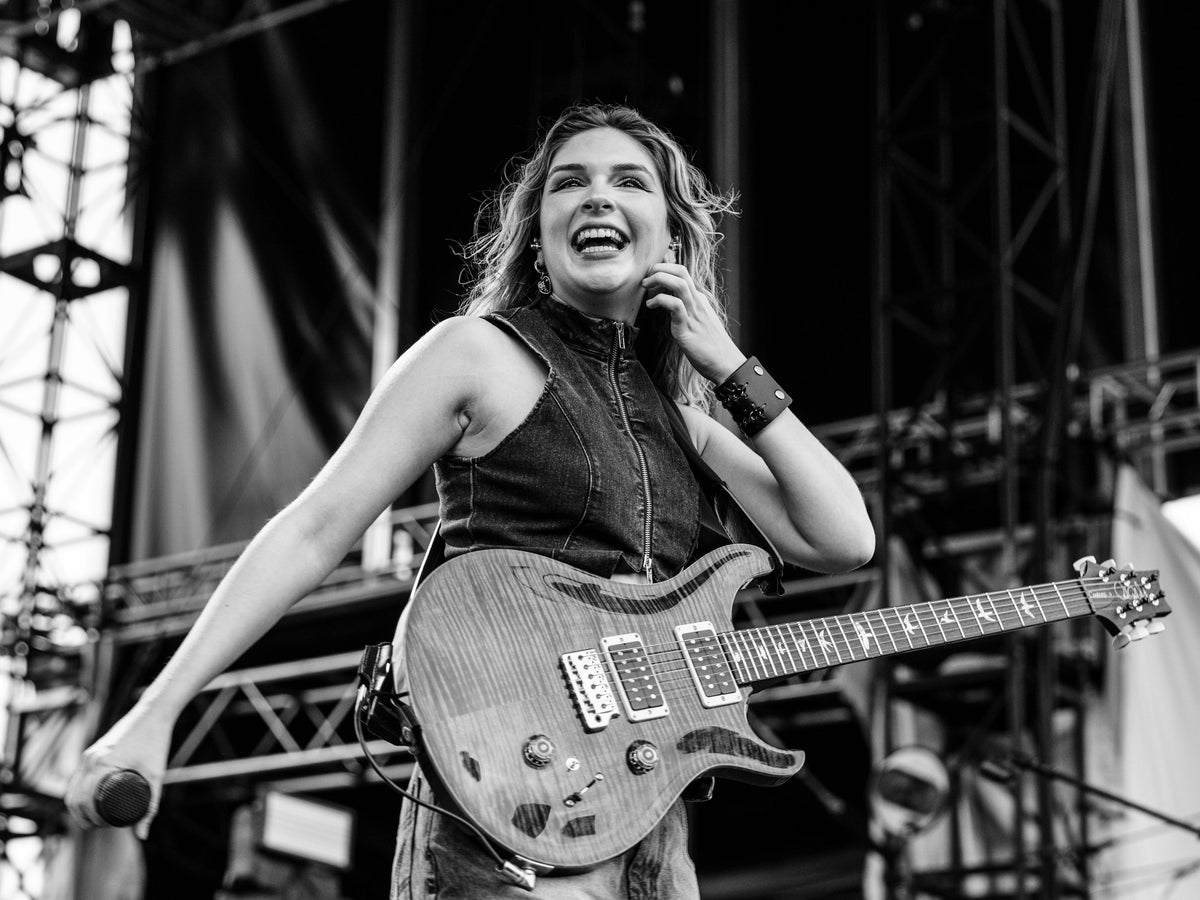 THE WARNING AT PIER 17: THEIR ONLY U.S. HEADLINE SHOW OF 2026 (PHOTOS & SETLIST)